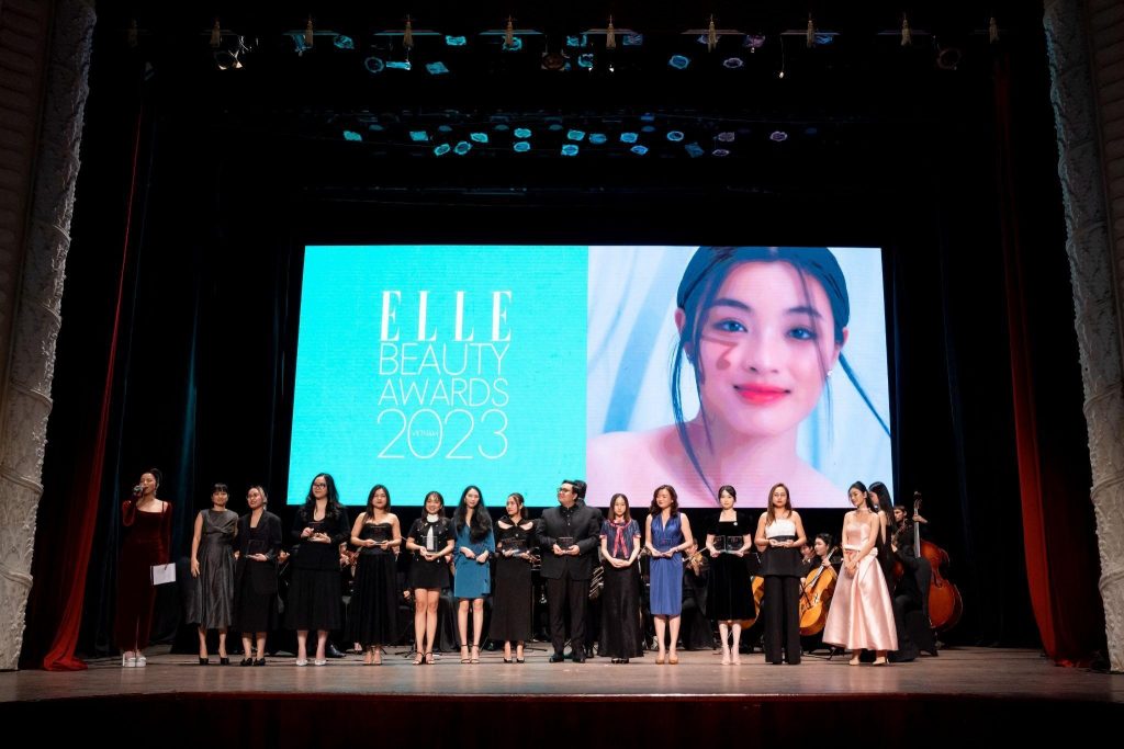 Đại diện INNSFREE và đại diện những thương hiệu làm đẹp xuất sắc khác nhận lời chúc mừng từ ELLE Beauty Awards cho những đóng góp vượt bậc của họ trong ngành làm đẹp năm qua