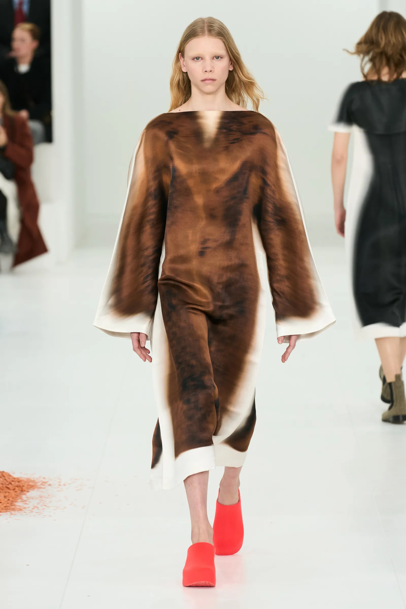 00007-loewe-fall-2023-ready-to-wear-credit-gorunway