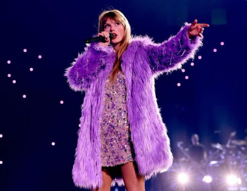 Bộ trang phục Oscar de la Renta thứ hai của Swift bao gồm một chiếc váy T-shirt 'aurora borealis' được đính sequin với một chiếc áo khoác giả lông màu oải hương phối hợp, cũng có những giọt pha lê tinh tế. (Ảnh: @taylorswift)