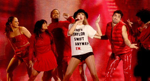 Taylor Swift mô phỏng lại trang phục biểu tượng từ MV 