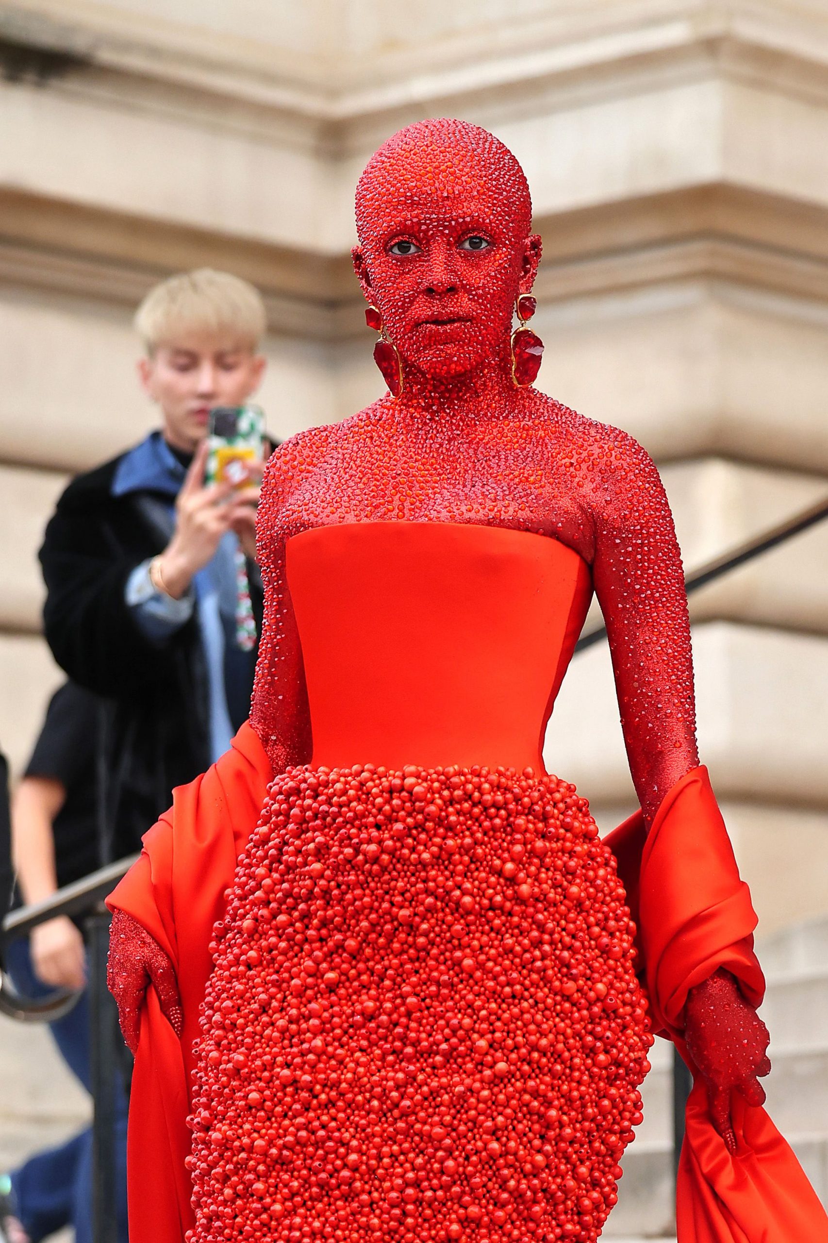 doja cat đính đá đỏ toàn thân tại một show diễn thời trang