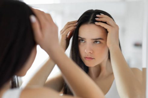 Gàu và các vấn đề khác về tóc có thể được điều trị bằng cách massage hỗn hợp của tinh bột nghệ và dầu ô liu. Ảnh: Getty images. 