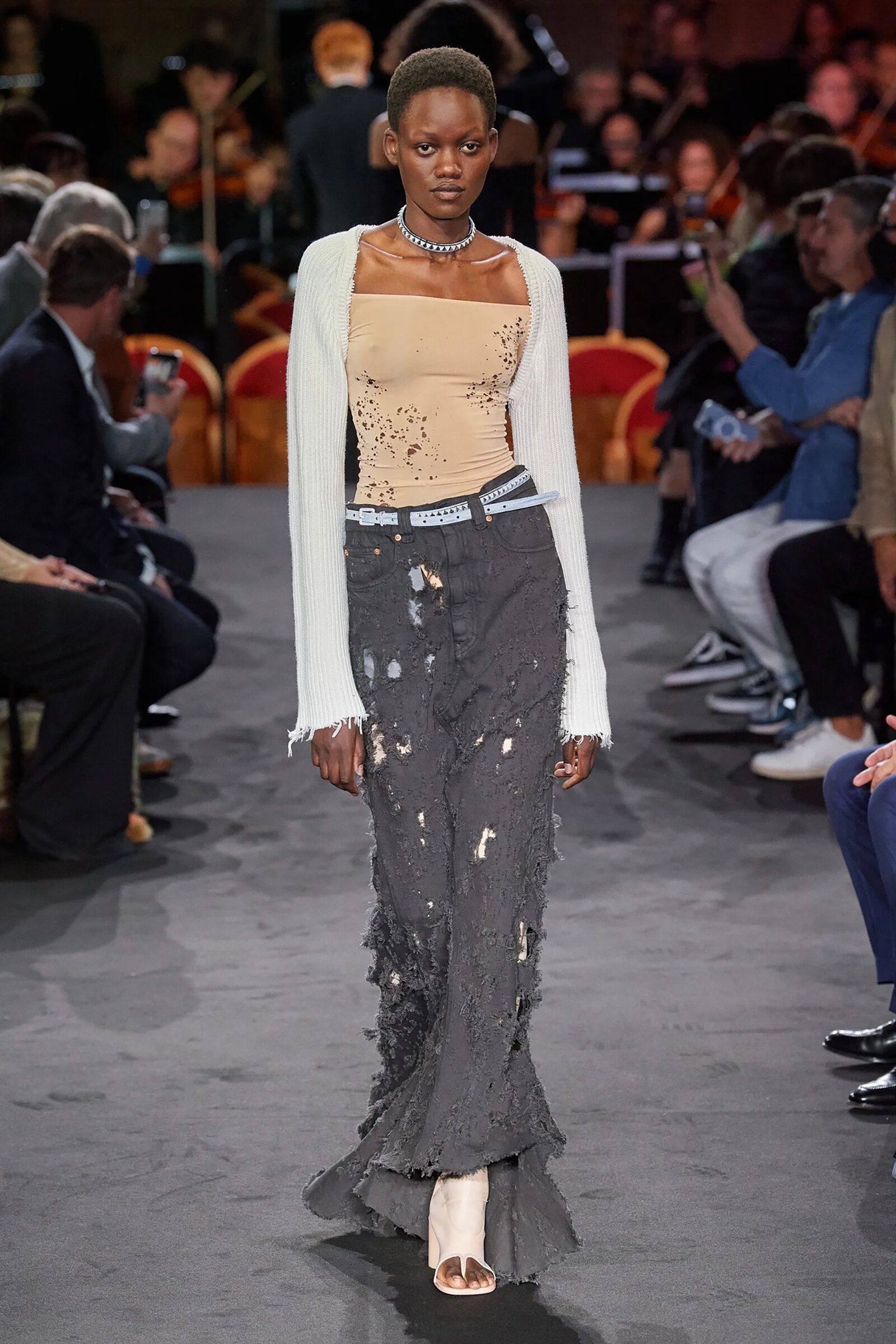 maison-margiela show diễn cùng chân váy denim maxi