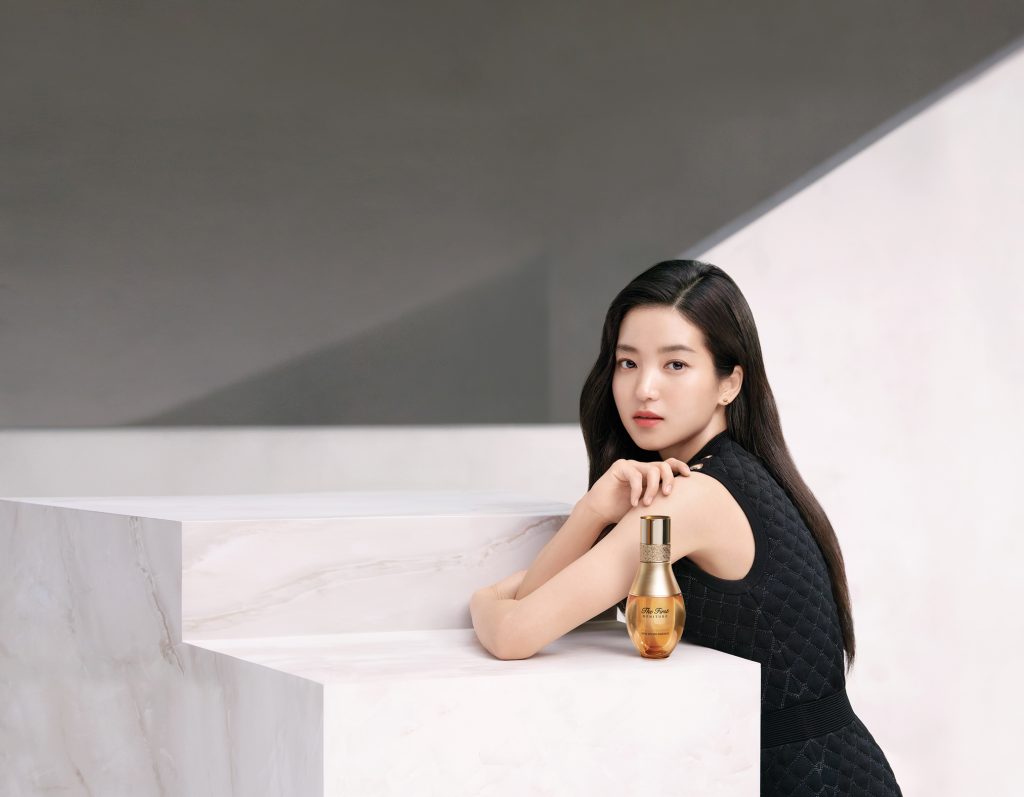 “Sau khi sử dụng Sym-Micro Essence, tôi cảm thấy da mình khỏe lên và mọi vấn đề của làn da được cải thiện” - nàng thơ Kim Tae Ri của O HUI chia sẻ trong một bài phỏng vấn."