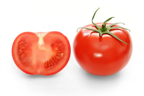 Cà chua là nguyên liệu rất tốt để triệt ria mép vì các khoáng chất kali, vitamin có tác dụng làm mềm các nang lông. Khi kết hợp với chanh sẽ mang lại hiệu quả cao hơn. Ảnh: Reddit. 