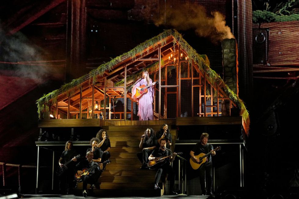 Taylor Swift performing folklore