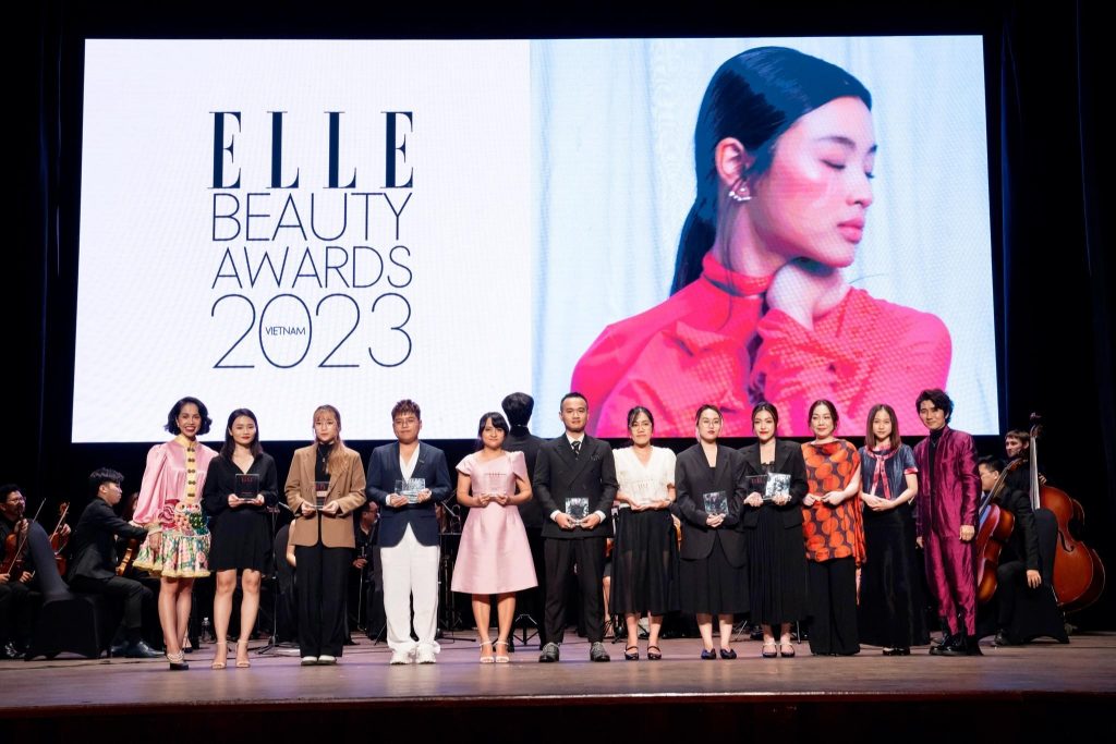 Đại diện của NNO VITE cùng 11 đại diện thương hiệu khác đón nhận cúp danh trong giải thưởng Reader’s Choice của ELLE Beauty Awards 2023