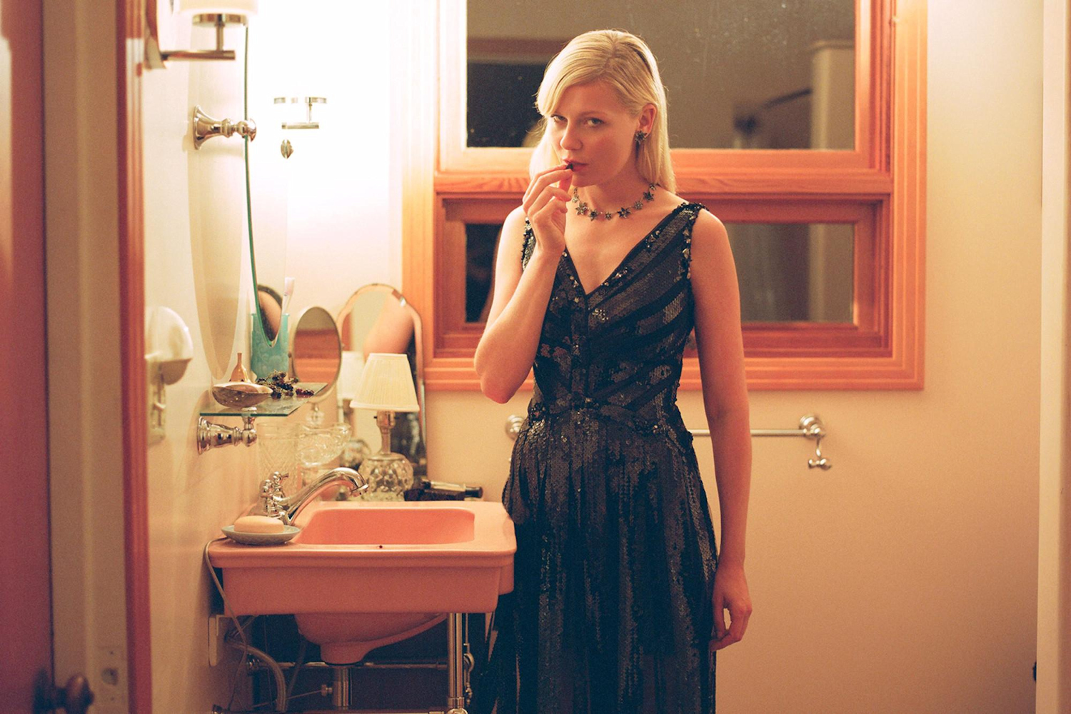 kirsten-dunst-wood-shock