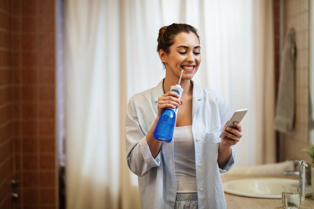 Máy tăm nước sẽ giúp loại bỏ các mảng bám sâu bên trong kẽ răng và nướu mà không làm tổn thương các bộ phận bên trong khoang miệng