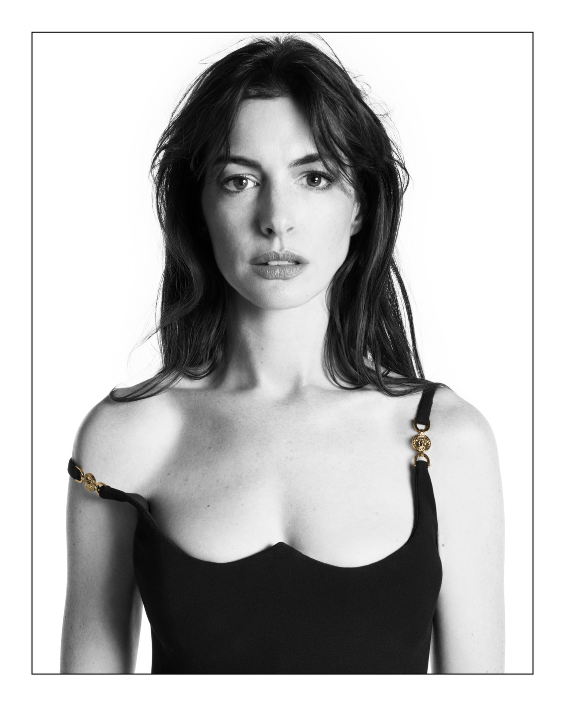 versace anne hathaway