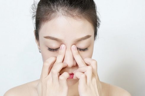 Những bài tập massage nhẹ nhàng cũng có thể giúp bạn cải thiện dáng vóc chiếc mũi trông thon gọn và cân đối hơn với khuôn mặt. Ảnh: Seoul Center. 