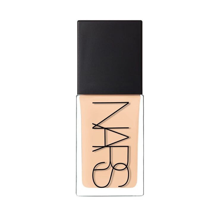 Kem nền Nars Light Reflecting Foundation mỏng nhẹ giúp che đi nếp nhăn