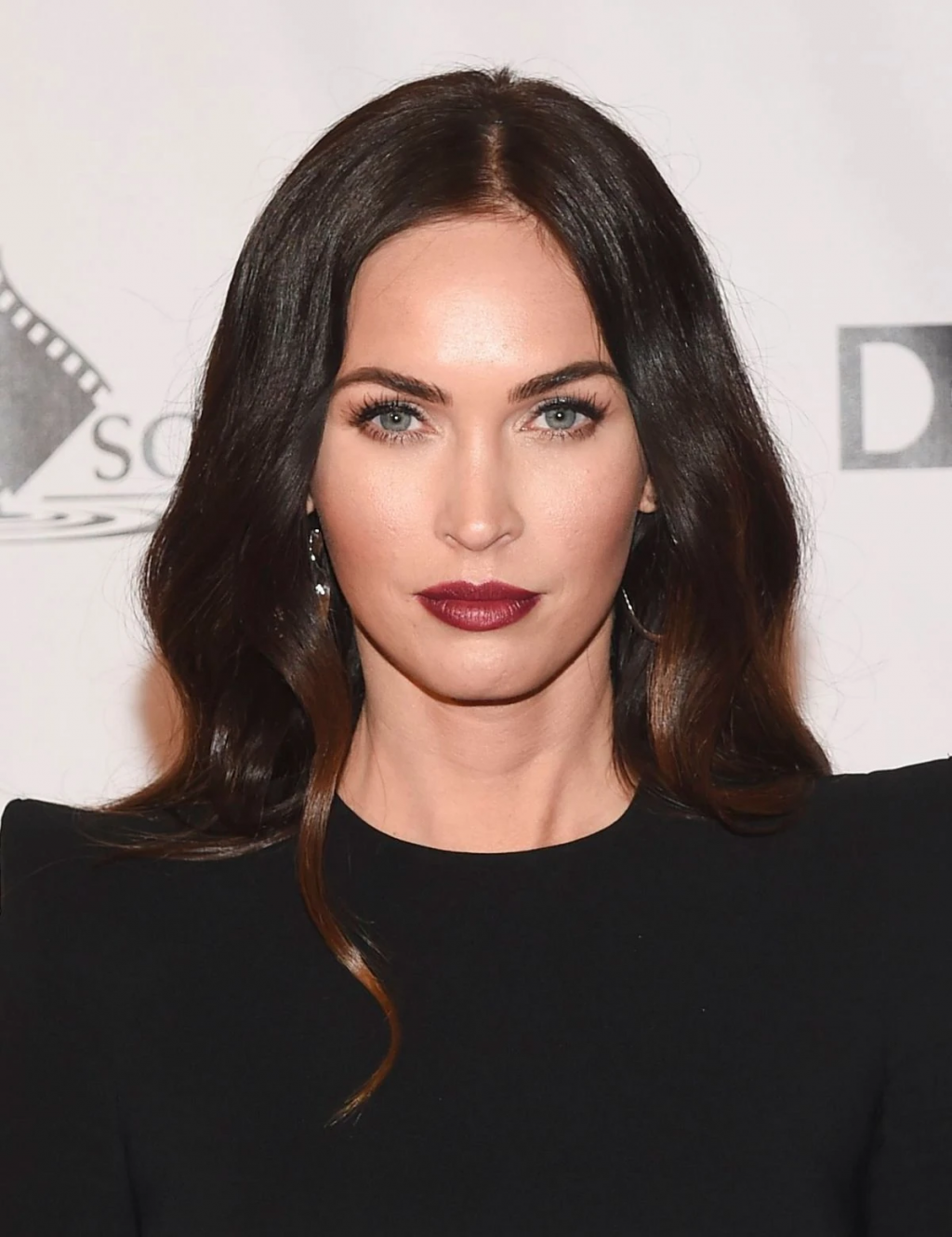 Megan Fox sở hữu cặp chân mày cong cá tính