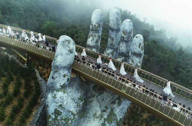 “A Walk to the sky” trên Cầu Vàng (Đà Nẵng) đã đánh dấu sự bắt đầu cho giấc mơ sáng tạo không giới hạn Fashion Voyage