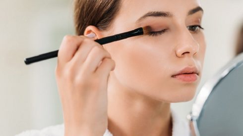 Thoa phấn mắt l&ecirc;n m&iacute; mắt trước khi trang điểm để giữ đường eyeliner cho m&iacute; mắt dầu l&acirc;u hơn. Ảnh: Silkygirl. 