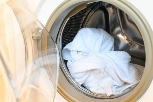 Thường xuyên vệ sinh các vật dụng sinh hoạt cá nhân như chăn màn giường để tránh vi khuẩn gây mụn ở lưng. Ảnh Getty Images.