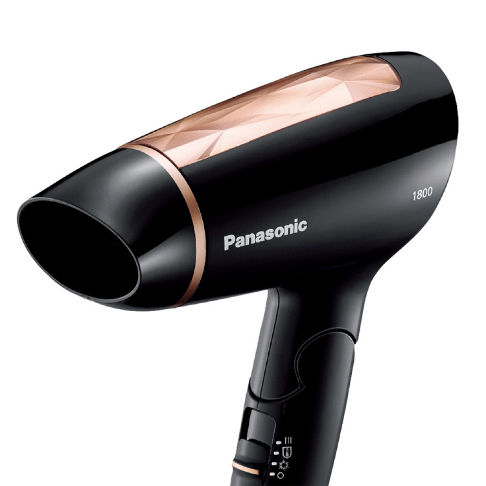 Máy sấy tóc Panasonic sẽ hỗ trợ bạn trong phần làm tóc.
