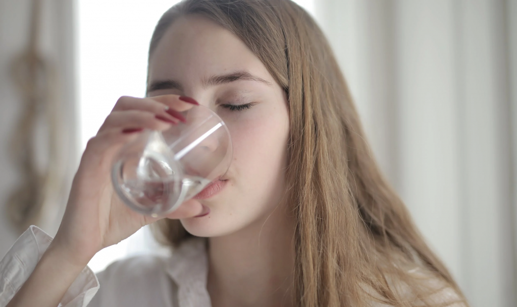 Bạn có thể uống nước trong thời gian nhịn ăn.