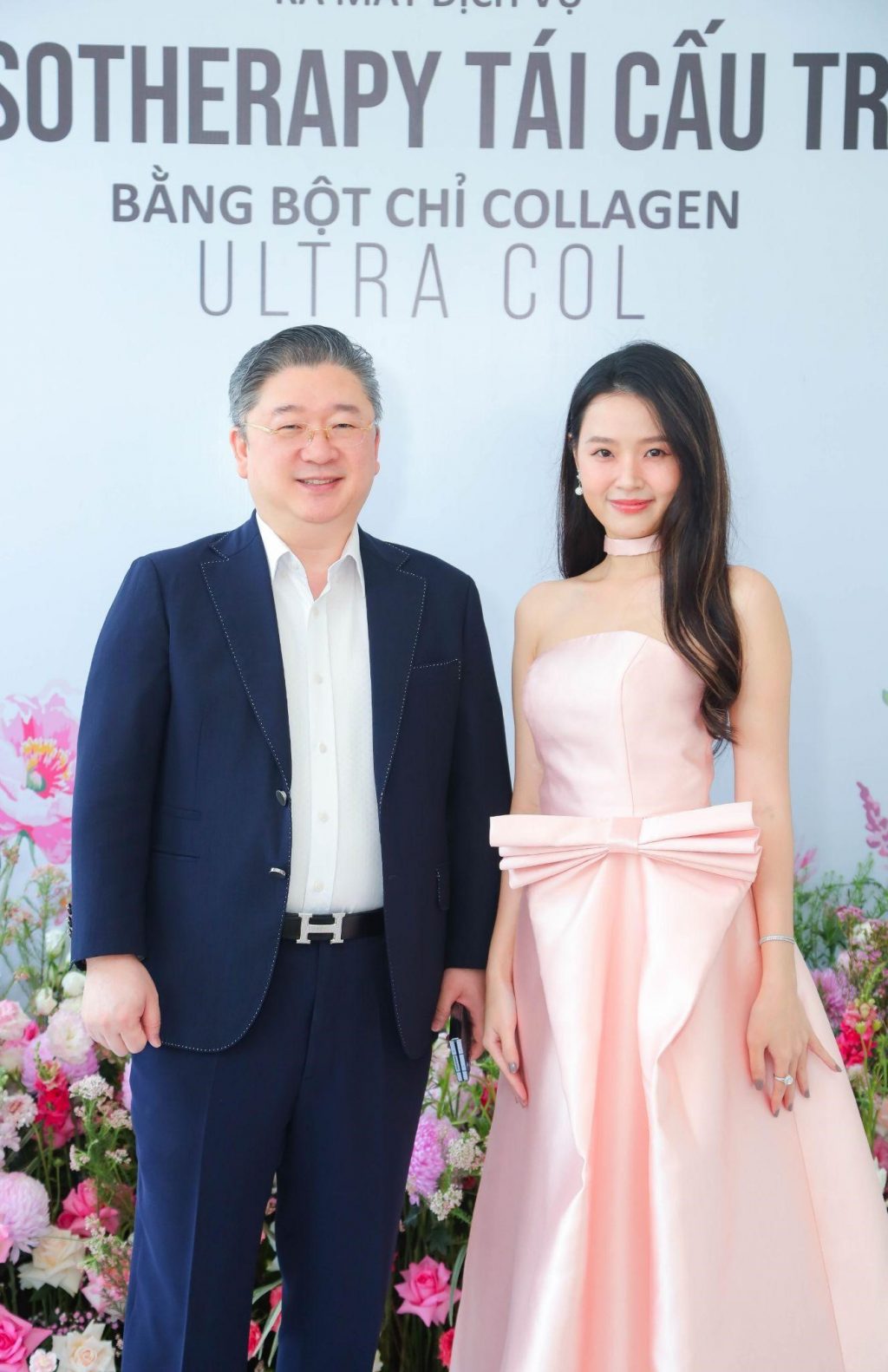 Diễn viên Midu chụp ảnh cùng Dr. Kwon Han Jin - Nhà sáng lập Ultra V (Hình Ultra V Việt Nam)