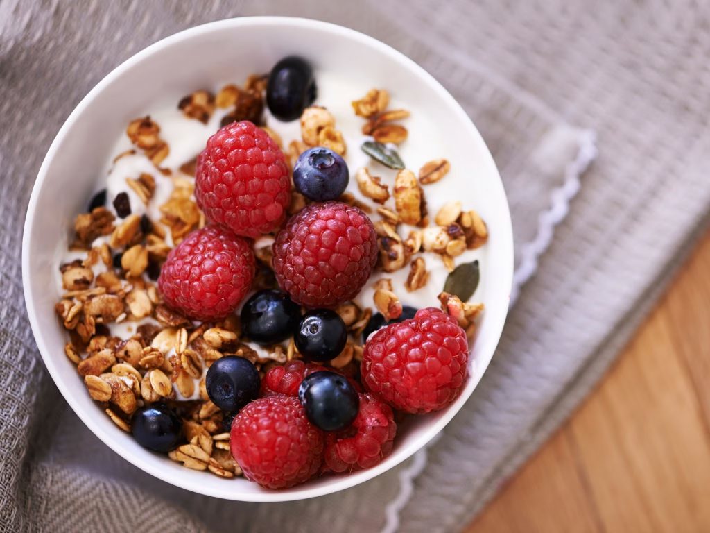Công thức granola ăn sáng cùng sữa chua giúp hỗ trợ tiêu hóa, rất tốt cho giảm cân.