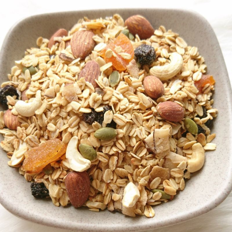 Granola mix cùng hạnh nhân vô cùng tốt cho sức khỏe với hàm lượng dinh dưỡng cao, sử dụng phổ biến trong quá trình giảm cân