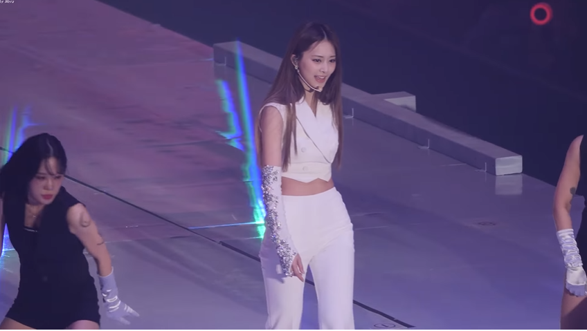 Tzuyu diện outfits trắng twice