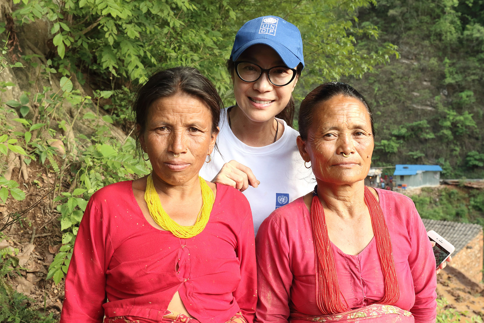 phụ nữ tại nepal sau cơn thiên tai