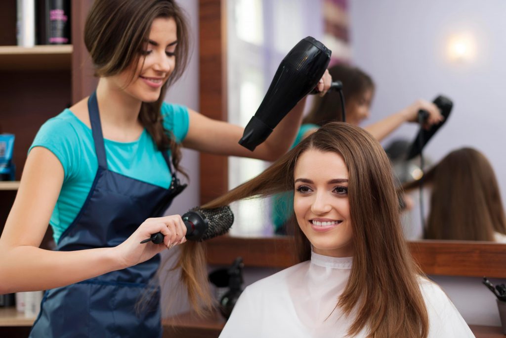 Thường xuyên cắt tỉa tóc hoặc áp dụng các phương pháp để giúp mái tóc khỏe mạnh hơn, tránh tình trạng gãy rụng