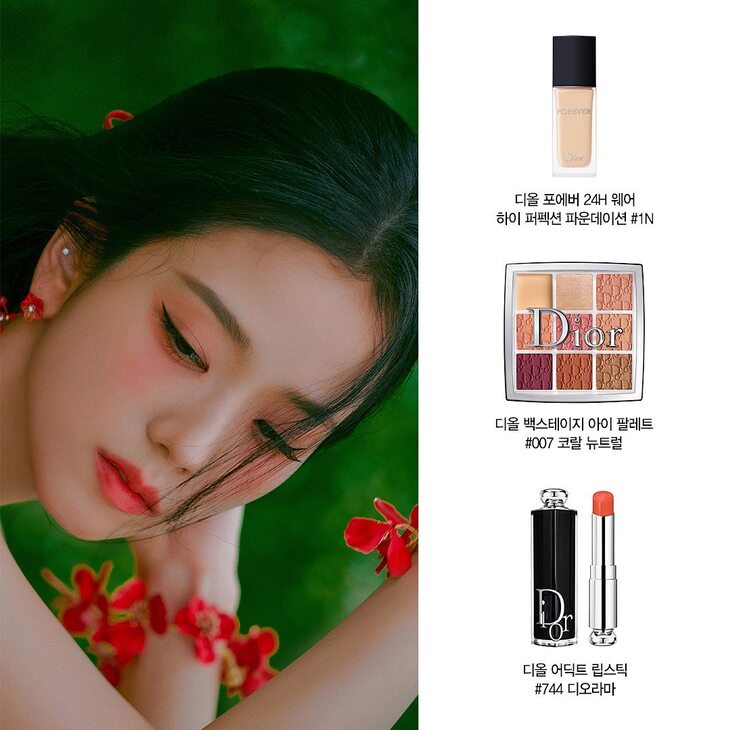 Makeup tông đỏ trong poster của Jisoo cho Mv Flower.