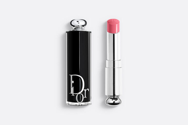 Màu hồng baby 373 Dior Addict giúp Jisoo tươi tắn trong makeup look quyến rũ.