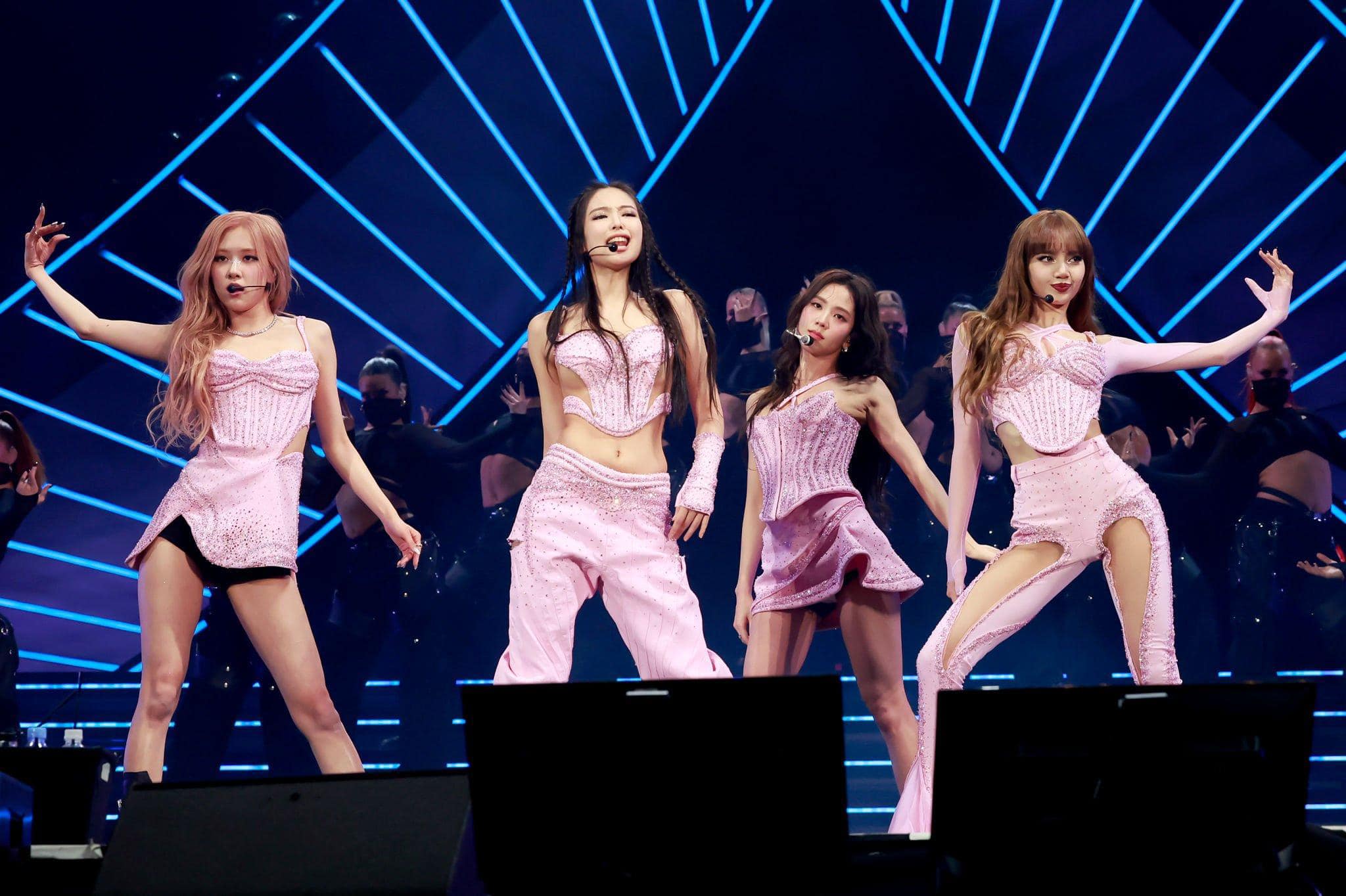 BLACKPINK tiếp tục khuấy đảo Coachella với thời trang cắt xẻ ELLE
