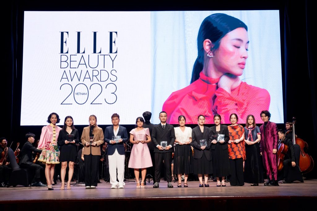 Đại diện NNO VITE (thứ 5 từ trái sang) - nhận cúp danh dự cho giải thưởng “Sản phẩm đột phá nhất năm” tại lễ trao giải ELLE Beauty Awards 2023