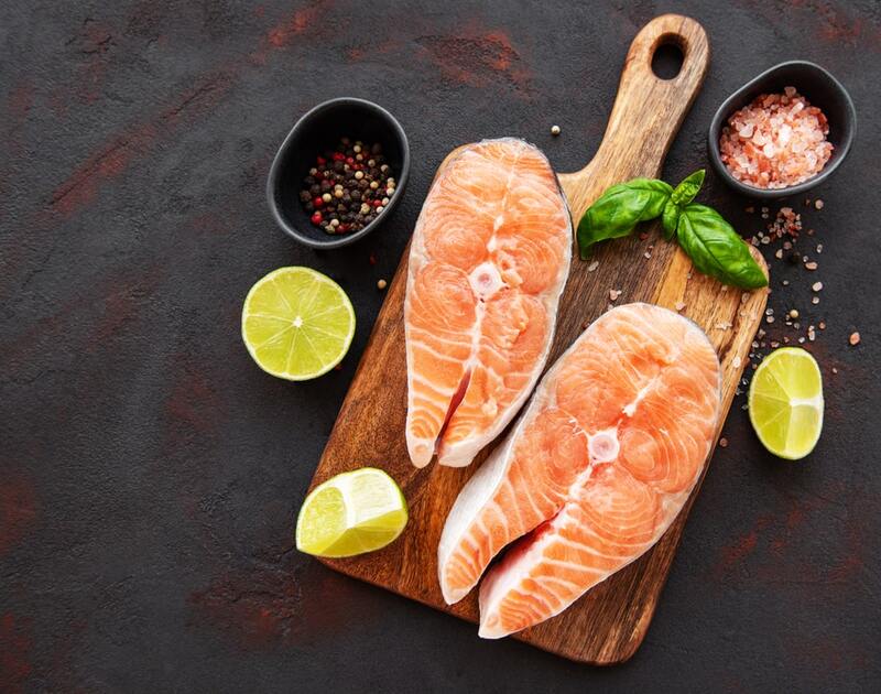 Cá hồi và các loại cá béo có nhiều axit béo omega-3, giúp giảm viêm và có thể giúp giảm huyết áp