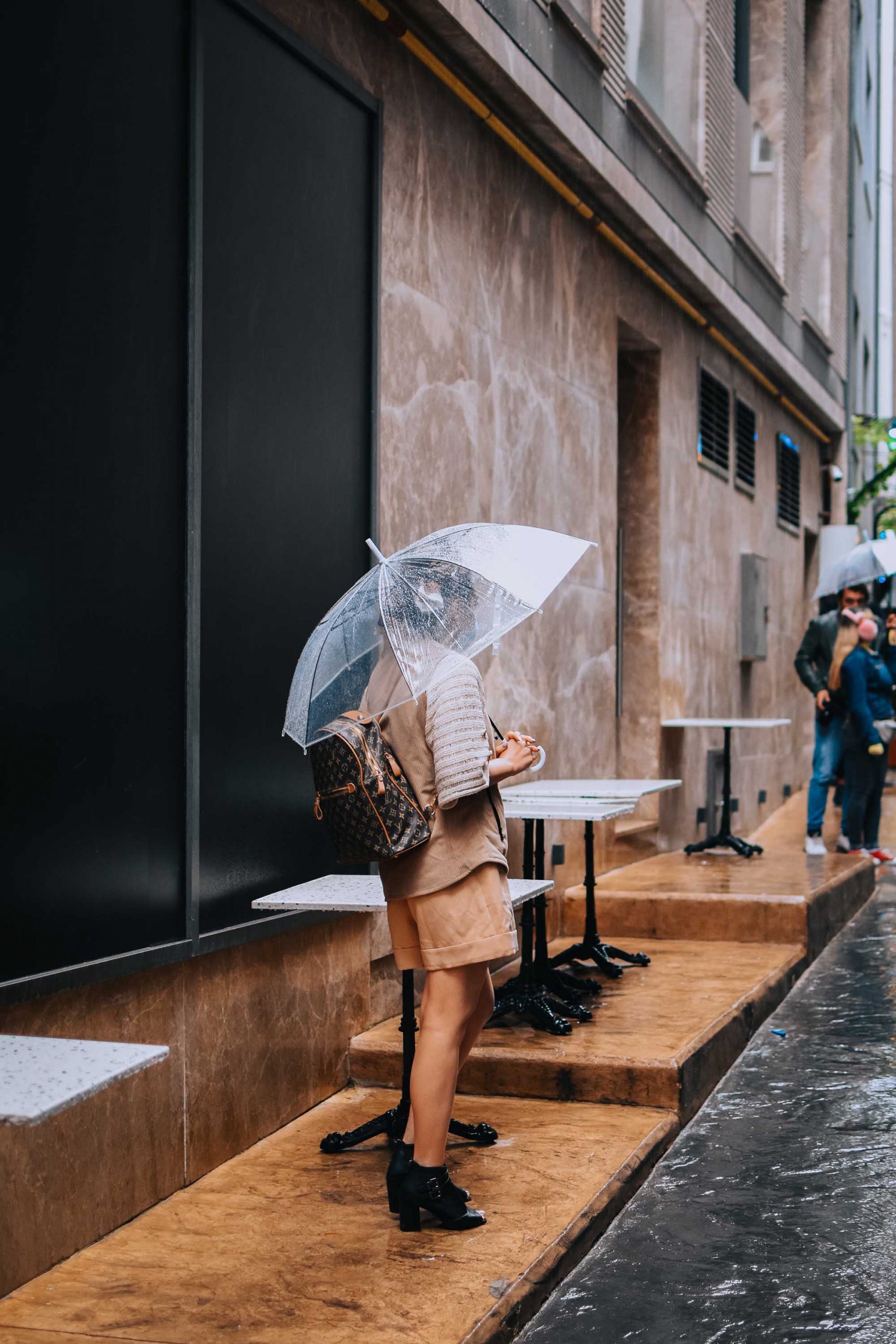 Đem theo áo mưa hoặc ô khi du lịch
