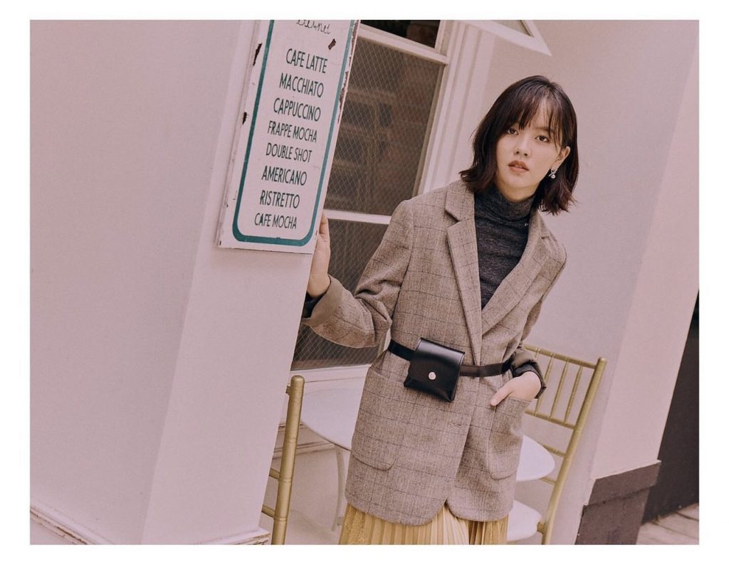 Diễn viên Kim So Hyun che đi dáng mặt dài với tóc ngang vai.