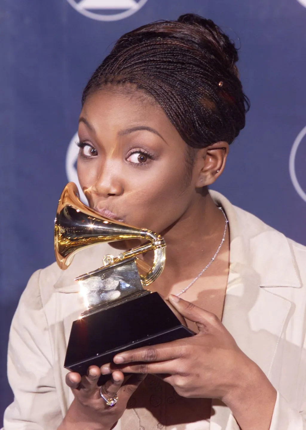 Brandy Norwood với lối trang điểm mắt y2k trong lễ nhận giải Grammy