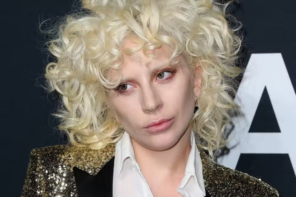 Lady Gaga trong diện mạo khác lạ với lông mày tẩy trắng