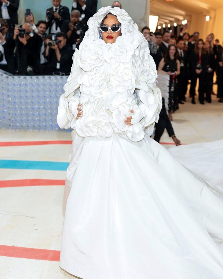 Rihanna sải bước tại thảm đỏ Met Gala 2023. Ảnh: Getty Images.