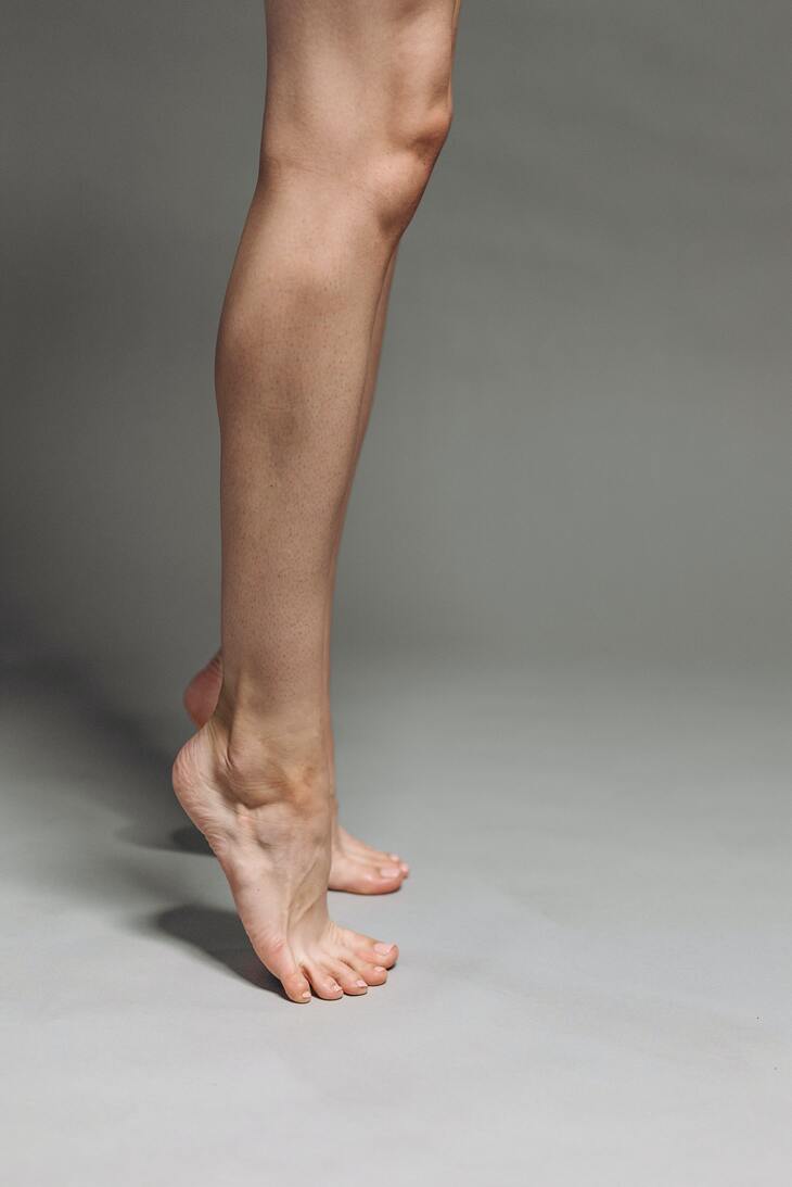 Động tác kiễng chân cũng là một động tác rất hiệu quả trong việc giúp bắp chân của bạn thon gọn lại. Ảnh: Pexels.