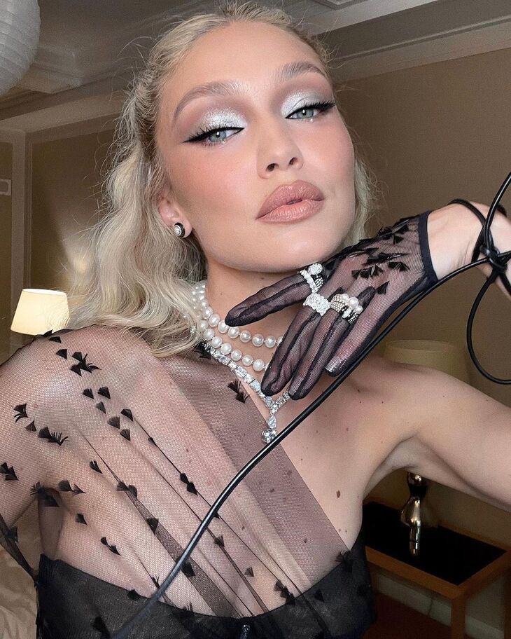 Gigi Hadid với phong cách trang điểm cuốn hút, dự đoán sẽ mang lại xu hướng đính ngọc trai cho mùa hè này. Ảnh: Instagram@ patrickta.