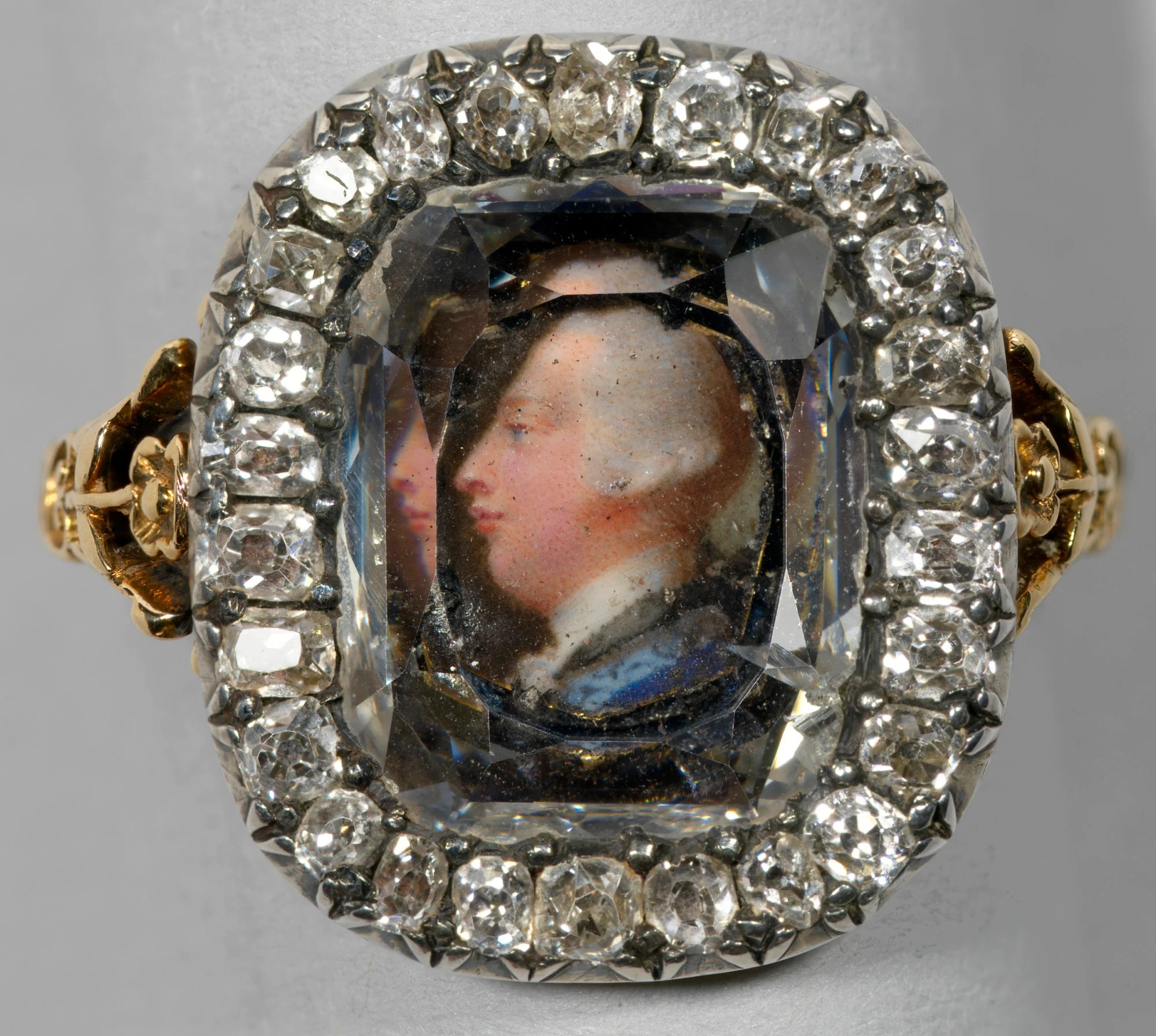 Chiếc nhẫn có hình Vua George III của Vương hậu Charlotte 