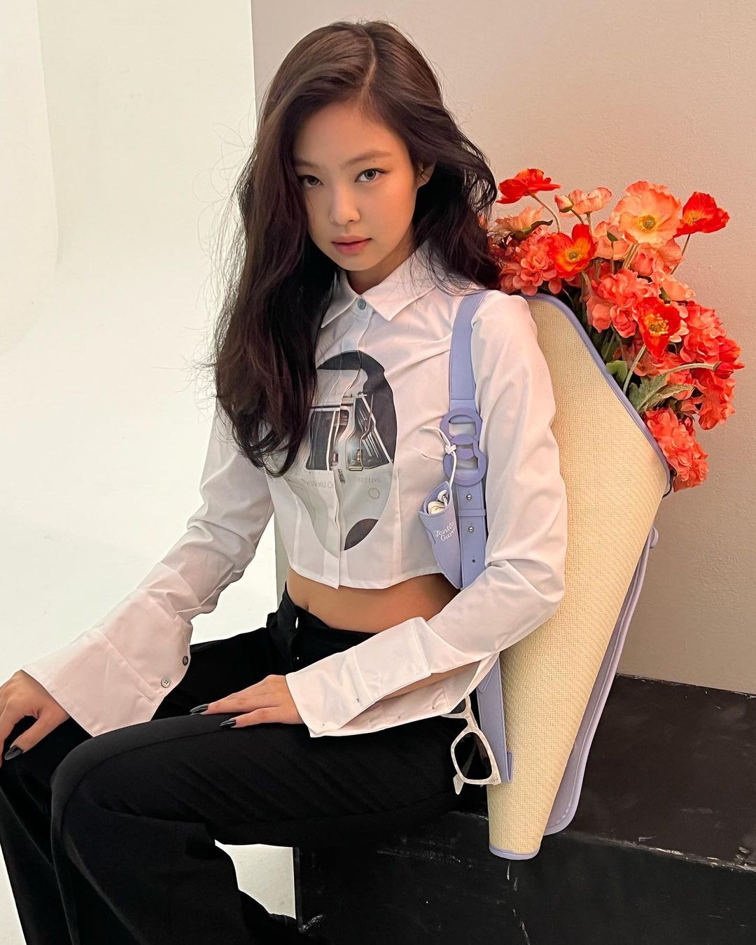 Jennie diện sơ mi croptop