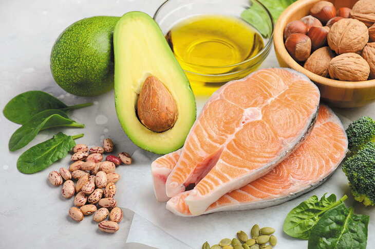 Nên thêm những thực phầm như cá hôi, bơ, hay dầu ô liu vào thực đơn ăn kiêng của bạn, vì đó là những chất béo tốt có thể giúp cho việc giảm mỡ bụng. Ảnh: Getty Images.