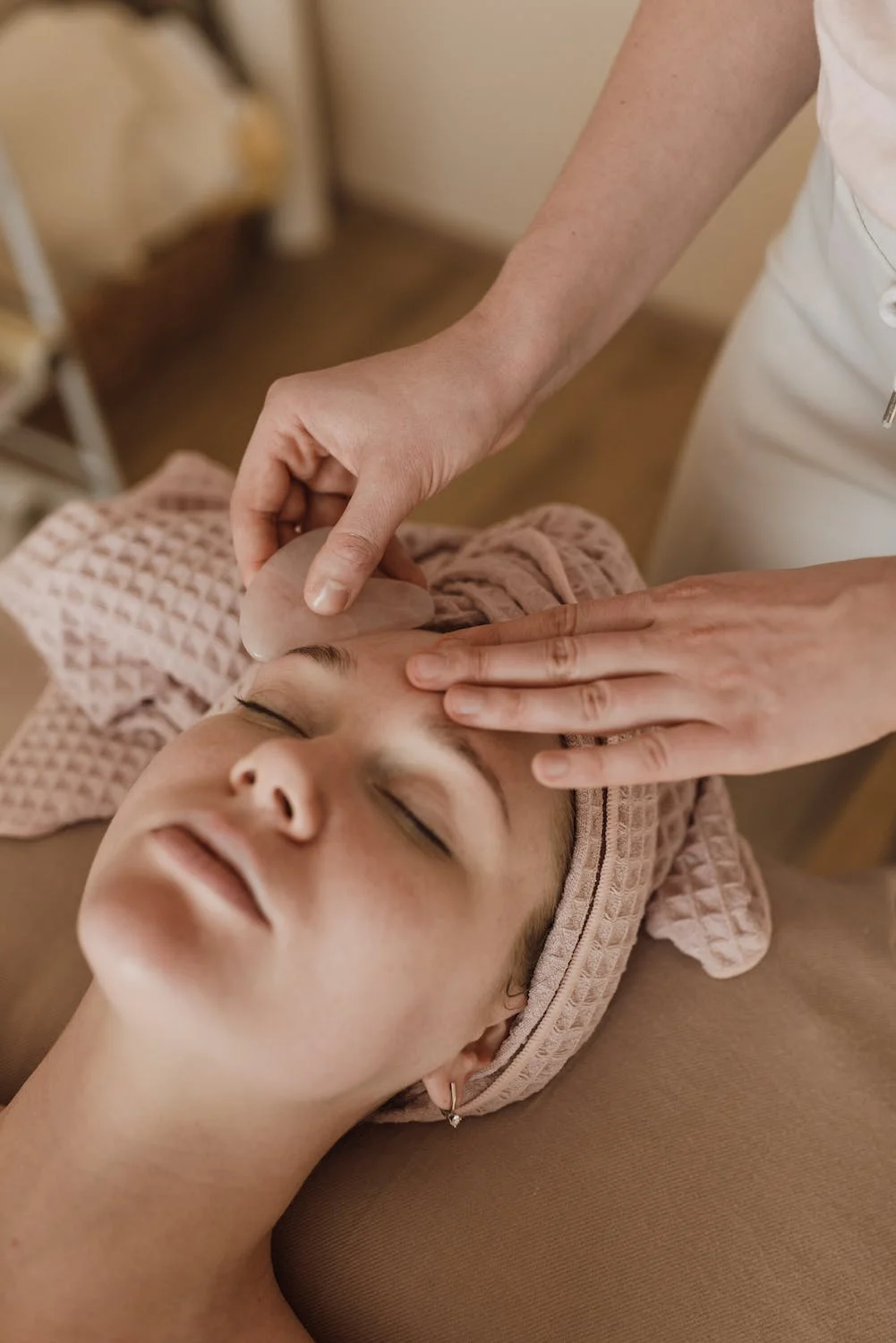 Massage mặt với đá Gua Sha mang lại nhiều lợi ích trẻ hoá.
