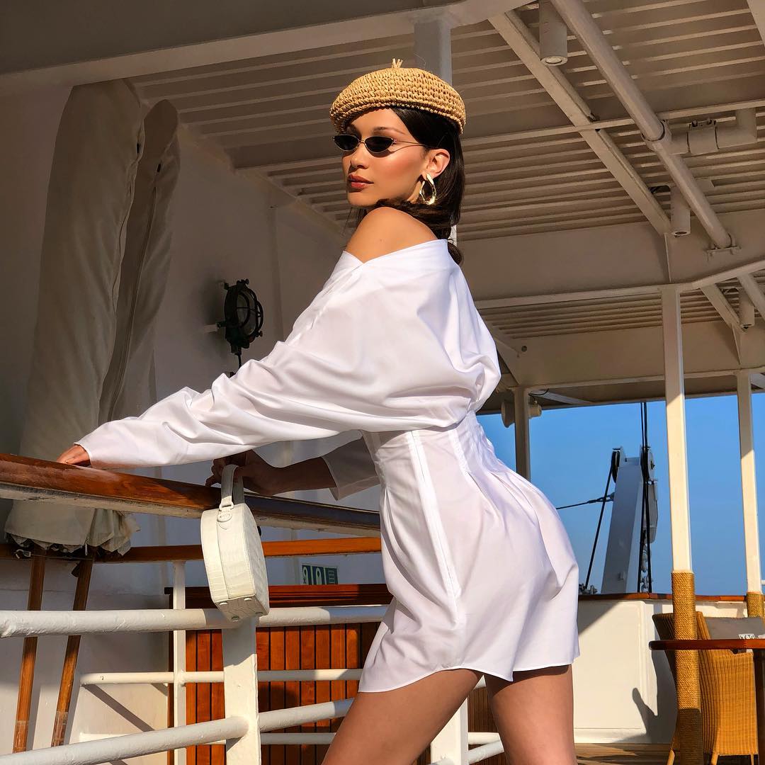 Bella hadid diện kính siêu nhỏ