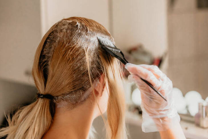 Nhuộm tóc lần đầu tại nhà sẽ khó tránh mắc lỗi. Ảnh: Getty Images.