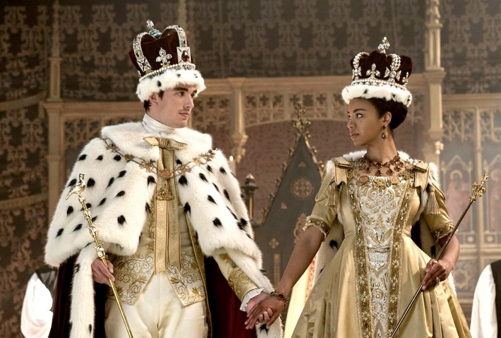 Vua George và Vương hậu Charlotte trong tiền truyện Bridgerton.