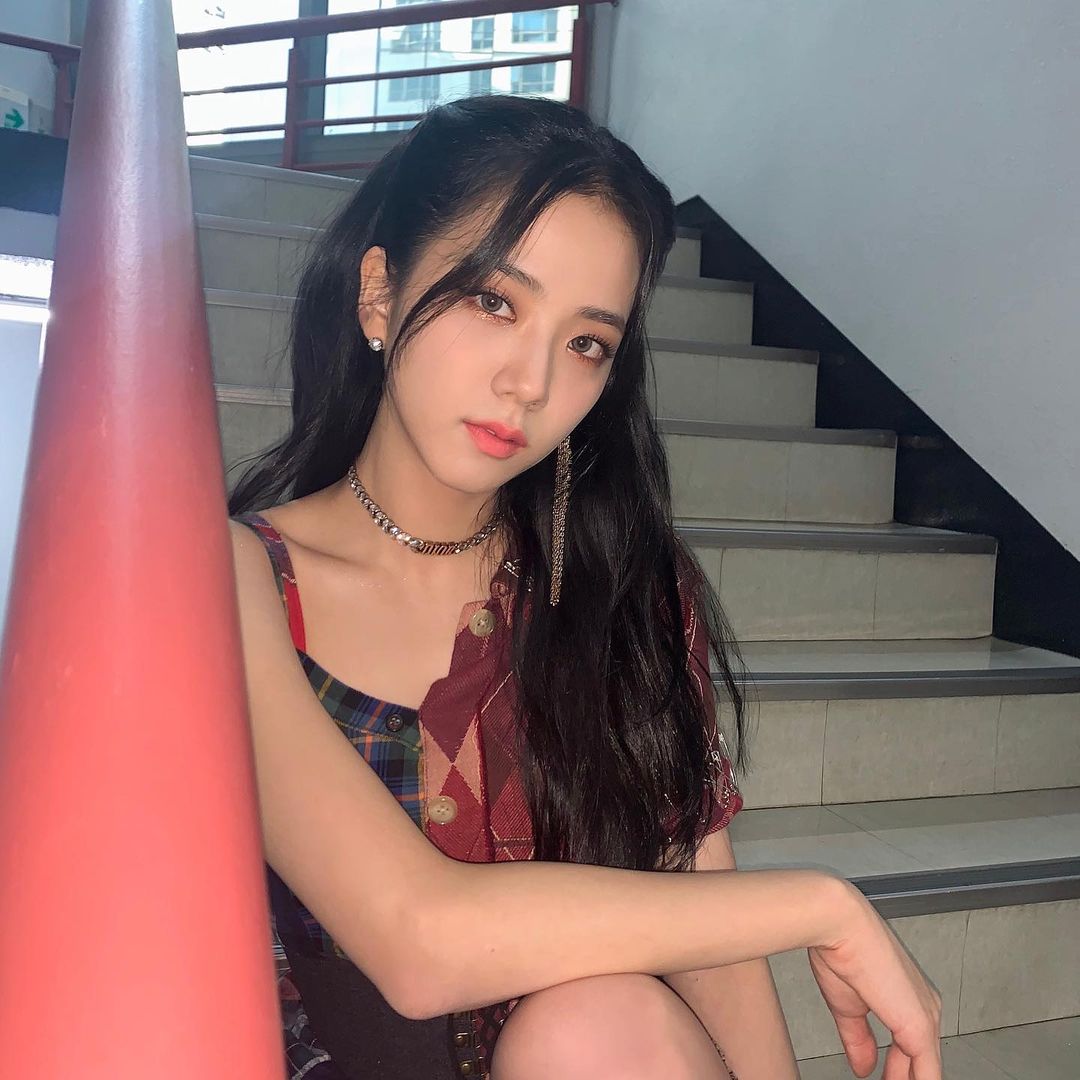 Jisoo với dáng khuyên 1 bên vai bông tai