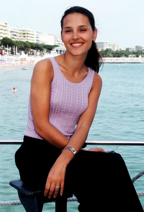 Diễn viên Virginie Ledoyen mặc một chiếc áo ba lỗ dệt kim cùng quần đen tại LHP Cannes 1998. (Ảnh: Getty Images)
