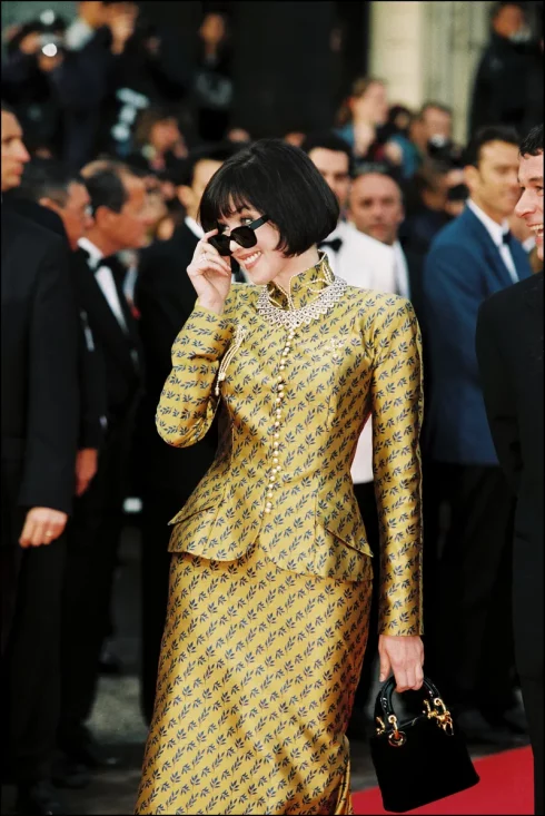 Nữ diễn viên nổi tiếng nhất nước Pháp, Isabelle Adjani, đã chọn trang phục và túi xách đến từ nhà mốt Dior trên thảm đỏ nhiệm kỳ của John Galliano vào năm 1997. (Ảnh: Getty Images)